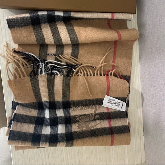 BURBERRYS Check Wool Blanket Nova Beige Scarf - Picture 3 of 7